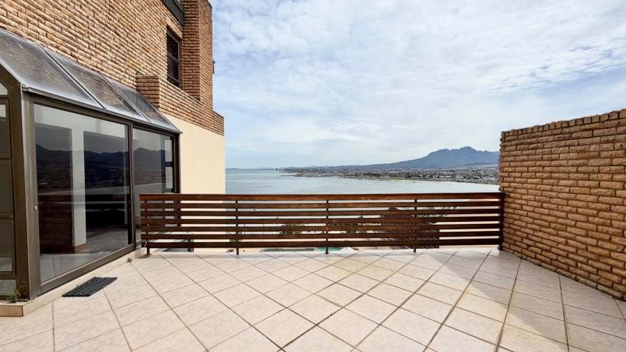 3 Bedroom Property for Sale in Mountainside Western Cape